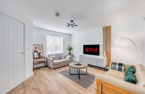 Milton Keynes Apartment | Pristine House in Prime Location - Sleeps up to 6 Guests - Driveway Parking, Fast Wifi and SmartTV by Yoko Property
