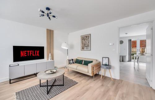 Milton Keynes Apartment | Pristine House in Prime Location - Sleeps up to 6 Guests - Driveway Parking, Fast Wifi and SmartTV by Yoko Property