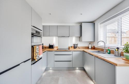 Milton Keynes Apartment | Pristine House in Prime Location - Sleeps up to 6 Guests - Driveway Parking, Fast Wifi and SmartTV by Yoko Property