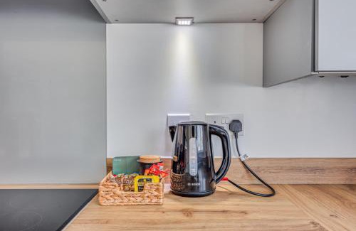 Milton Keynes Apartment | Pristine House in Prime Location - Sleeps up to 6 Guests - Driveway Parking, Fast Wifi and SmartTV by Yoko Property