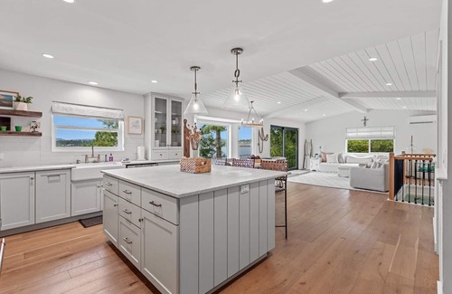 Clarksville House | Pristine Lakeview Haven with private dock & kayak access