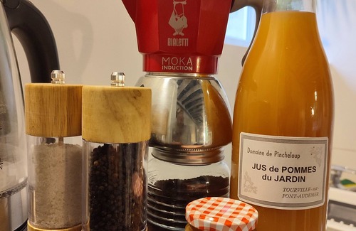 Tourville-sur-Pont-Audemer Apartment | Private flat in 1803 house with 5 ha garden + woods, 30 mns drive from Honfleur.