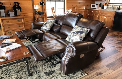 Gatlinburg - Pigeon Forge Cabin | Privacy with a view ! Romantic. Great getaway/honeymoon spot. Wifi/TV, Free Tix