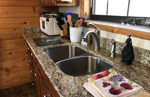 Gatlinburg - Pigeon Forge Cabin | Privacy with a view ! Romantic. Great getaway/honeymoon spot. Wifi/TV, Free Tix