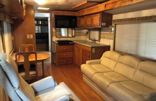 Linden House | Private 1-bedroom RV with full hookups and direct bus to NYC Manhattan only 2 blocks away