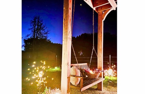 Madison House | Private 1 BR Home with Hot Tub,Firepit & 5 min to dwtn