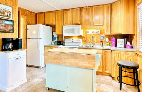 Nags Head Apartment | Private 1BR Apt w Kitchen, Porch, Patio on Culdesac & 3 Blocks from Beach Access