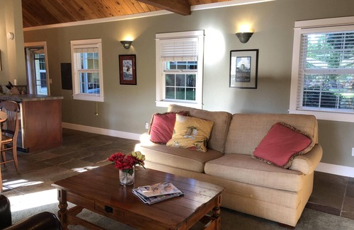 Newberg House | Private 2-bedroom cottage in the heart of the wine country