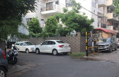 Hari Nagar Apartment | Private 2BHK Garden House with Wifi + Bonfire + Barbeque