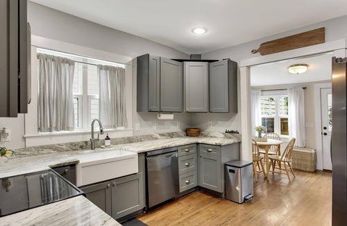 North Nashville House | Private 2BR House in Downtown Nashville - Near Broadway and Sleeps 6! 🌃