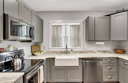 North Nashville House | Private 2BR House in Downtown Nashville - Near Broadway and Sleeps 6! 🌃