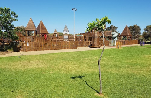 Noarlunga Downs Bed & Breakfast | Private 2BR unit 4 beds free wifi & netflix & parks wine/beach