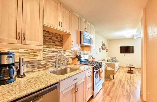 Dundee House | Private 3 BDR Guest-Suite in the Heart of Wine Country with HOT TUB