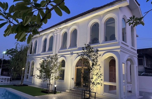 Phasi Charoen Villa | Private 3 Bedroom Pool Villa Riverside in Bangkok - 1 min from MRT Bang Phai