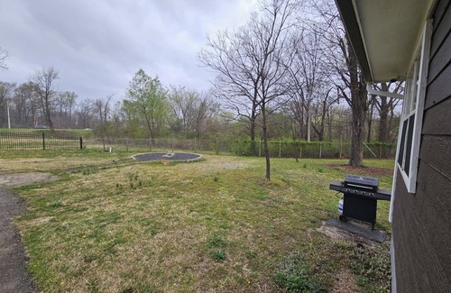 Raleigh Cabin | Private 3-BR Guest House with Full Amenities and Abundant Parking, near Airport.