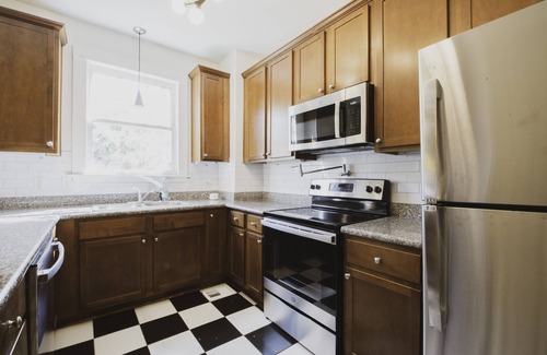 Metropolitan House | Private 3-unit Triplex w/9BDRS ★ Starland District ★ Great for Family Reunions