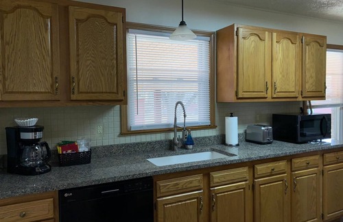 Wayne House | Private 4 BDRM -3 BTHS House, 5 Miles from Downtown # 5❤️