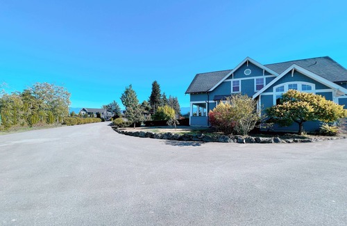 Chilliwack Proper Village West House | private acreage close to town. Large home, King bed, Hot tub