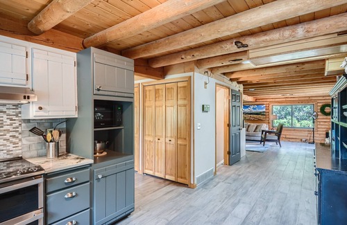 Woodmoor Cabin | Private and Cozy 4bd/2.5ba Cabin w/Hot Tub