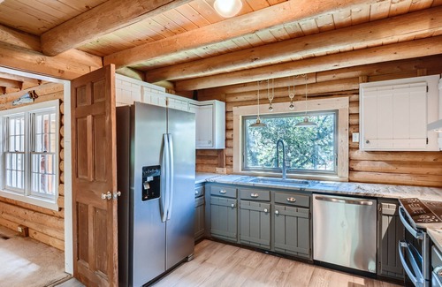 Woodmoor Cabin | Private and Cozy 4bd/2.5ba Cabin w/Hot Tub
