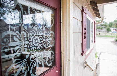 Estes Park Cabin | Private and cozy miners cabin with full kitchen. Dogs OK.