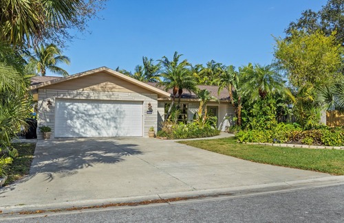 West Bradenton House | Private Backyard w/Heated Pool Near Anna Maria Island & Siesta Key Beaches!