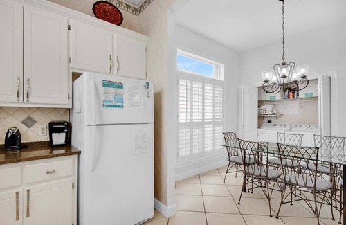 Avalon Beach Estates House | Private Beach Access + Beach Chair Setup Included ~ Coastal Cottage at Maravilla