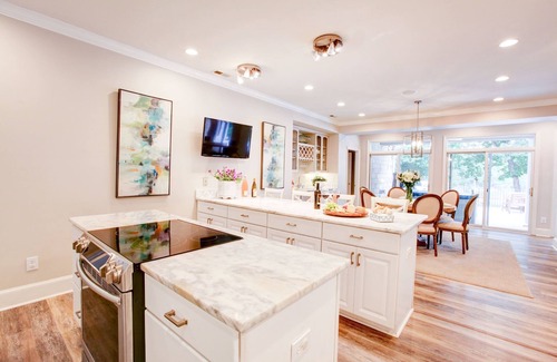 Bowling Green House | Private Beach +Dock + New Elegant Swim Spa, Spacious 6BR/5BA 20 Mins from CLT