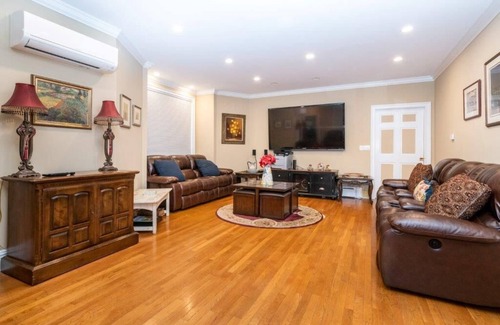 North Side House | Private Bedroom #2 and Bath 26 Min to NYC!
