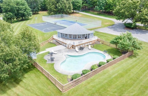 Smith Mountain Lake House | Private Boat Slip, Dogs Ok, Canoe, Game Room, ,Beach & Community Pool