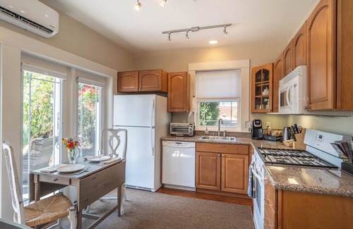 Roseburg House | Private bungalow with AC in charming Roseburg