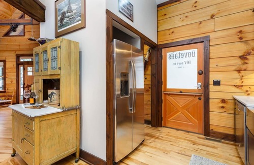 Flat Rock Cabin | Private Cabin of Rustic Elegance with Modern Amenities in the Heart of Flat Rock