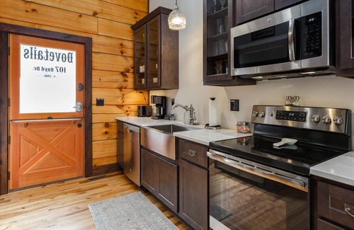 Flat Rock Cabin | Private Cabin of Rustic Elegance with Modern Amenities in the Heart of Flat Rock