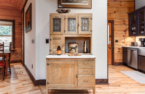Flat Rock Cabin | Private Cabin of Rustic Elegance with Modern Amenities in the Heart of Flat Rock