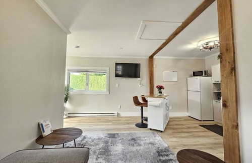 Rutland Cottage | Private carriage house w/Hot tub &Pool