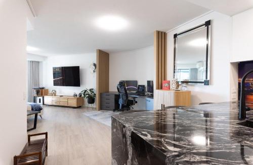 Brisbane Central Business District House | Private CBD Bedroom in a Shared Apartment on Brisbane River