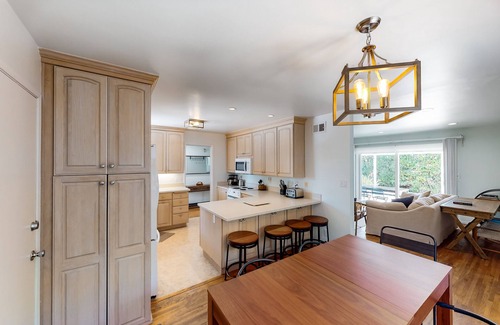 Goleta House | Private coastal getaway with twilit alfresco dining & quiet beach neighborhood
