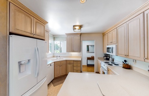Goleta House | Private coastal getaway with twilit alfresco dining & quiet beach neighborhood