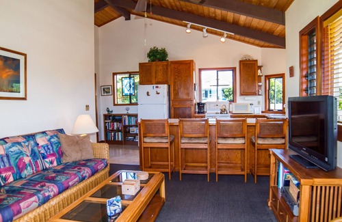 Omao House | Private, Comfortable and Cozy with Distant Ocean and Mountain Views