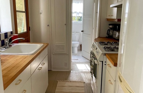 Upper Riviera House | Private Cottage w Glorious Views on the Riviera - 10 minute drive to downtown