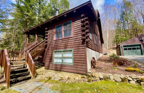 Pilot Knob Cabin | Private Cozy Log Cabin minutes from Lake George