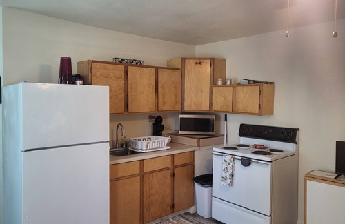 Bay VIew Addition Cottage | Private & cute as a button! 1400 p/m 400 p/day Pets OK BBQ seating on your deck!