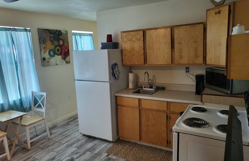 Bay VIew Addition Cottage | Private & cute as a button! 1400 p/m 400 p/day Pets OK BBQ seating on your deck!