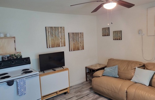 Bay VIew Addition Cottage | Private & cute as a button! 1400 p/m 400 p/day Pets OK BBQ seating on your deck!
