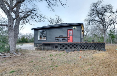 Waelder House | Private Deck and Forest Setting Waelder Cabin!