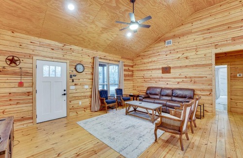 Waelder House | Private Deck and Forest Setting Waelder Cabin!