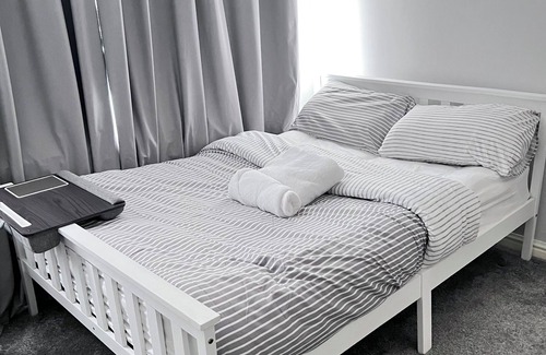Wigan House | Private Double Room in Peaceful Neighbourhood close to Wigan City Centre.