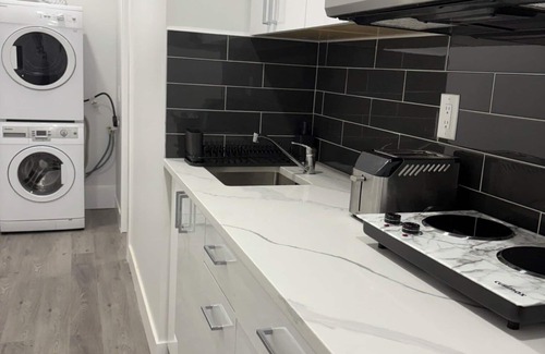 Richmond House | Private Entry Suite Work & Sleep Zones Near YVR & Ferries Self Check-In