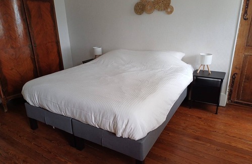 Tournus Bed & Breakfast | Private Family B&B Room "Rose"