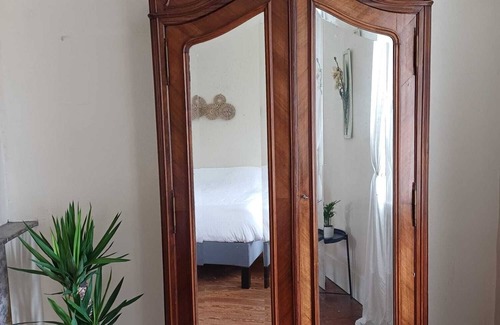 Tournus Bed & Breakfast | Private Family B&B Room "Violette"